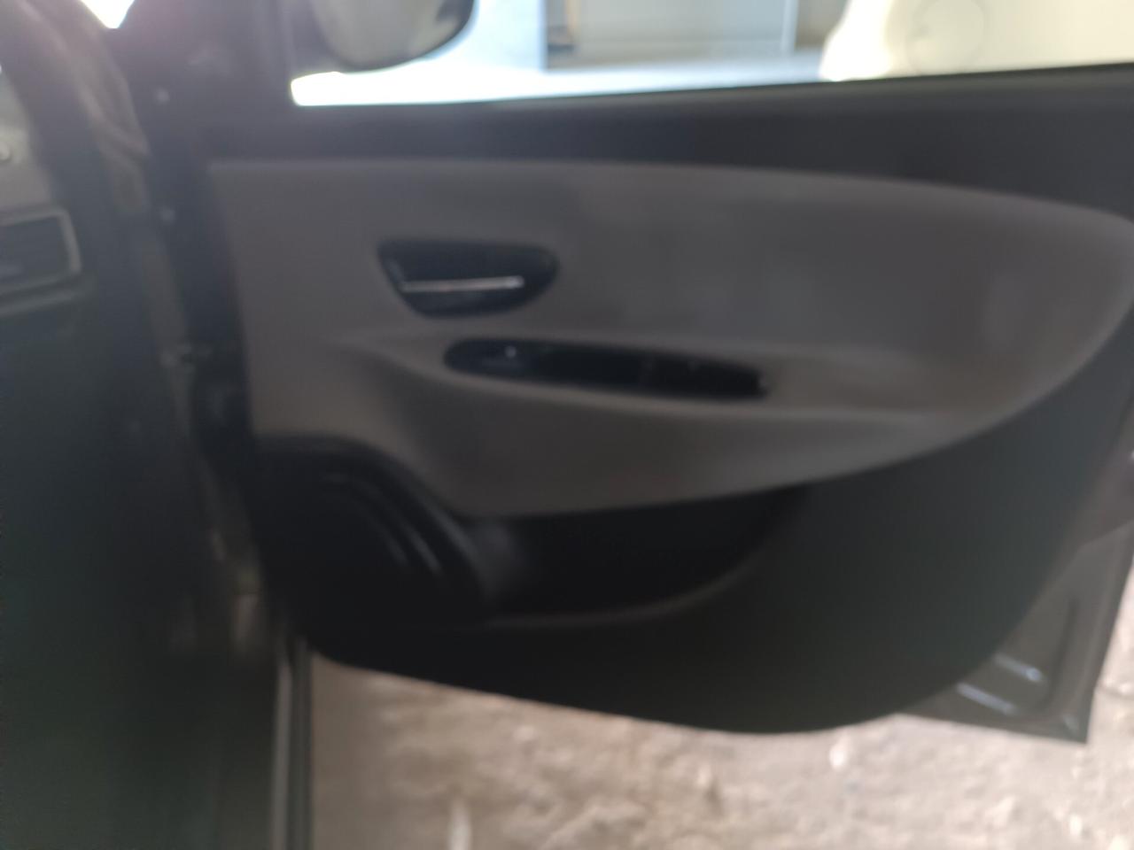 Lancia Ypsilon 1.2 69 CV Unyca