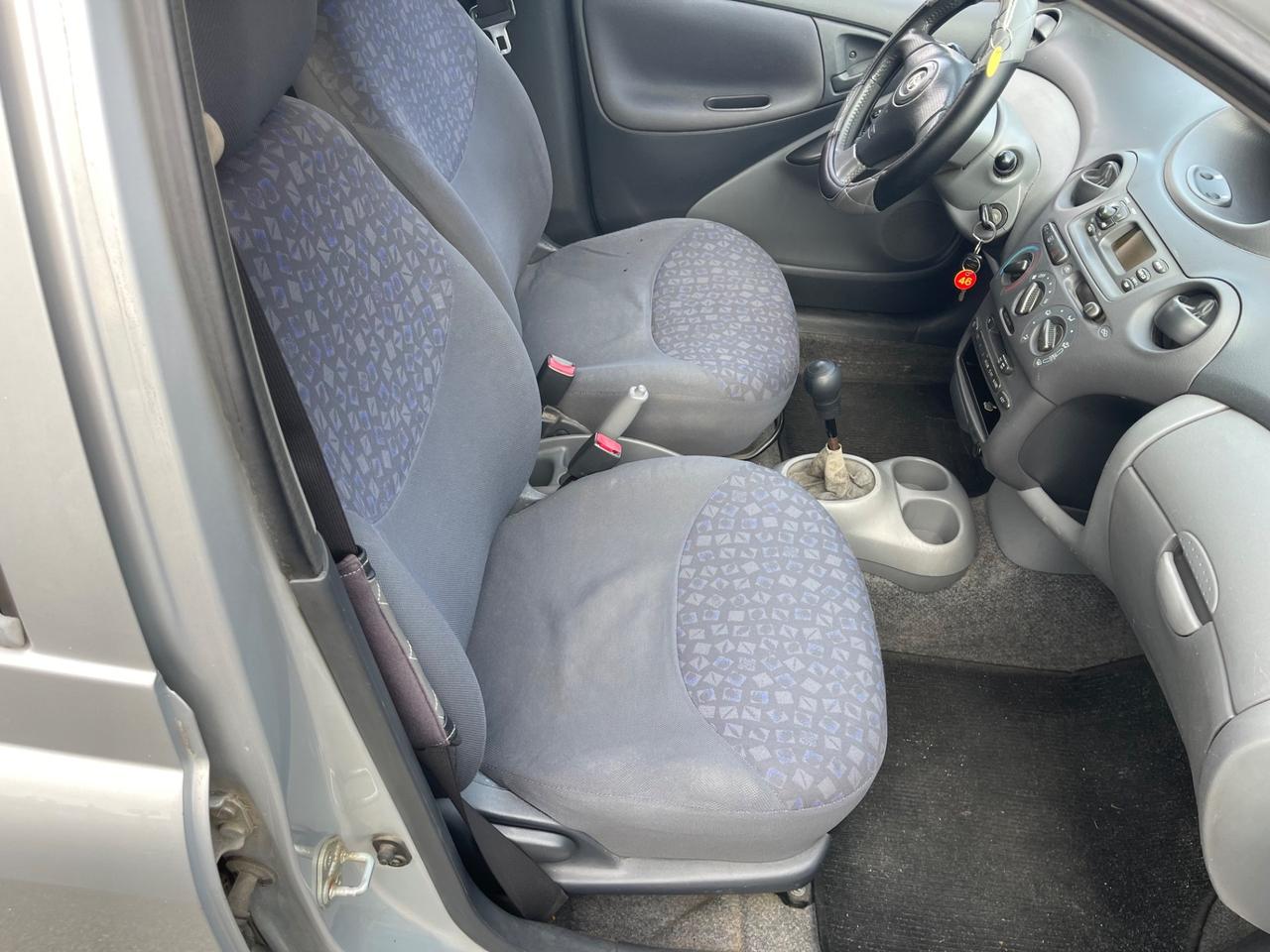 Toyota Yaris 1.3i 16V cat 5 porte Luna '03