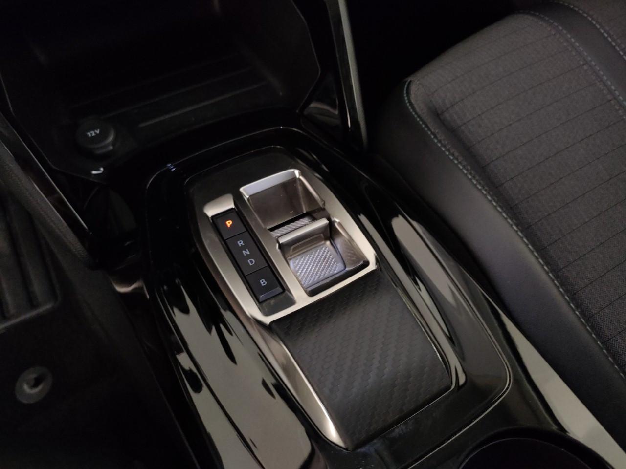 PEUGEOT e-2008 Allure Pack 100kW
