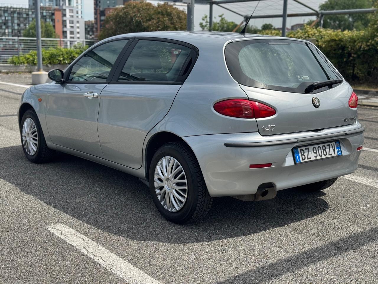 Alfa Romeo 147 1.6i 16V Twin Spark cat 5p. Distinctive