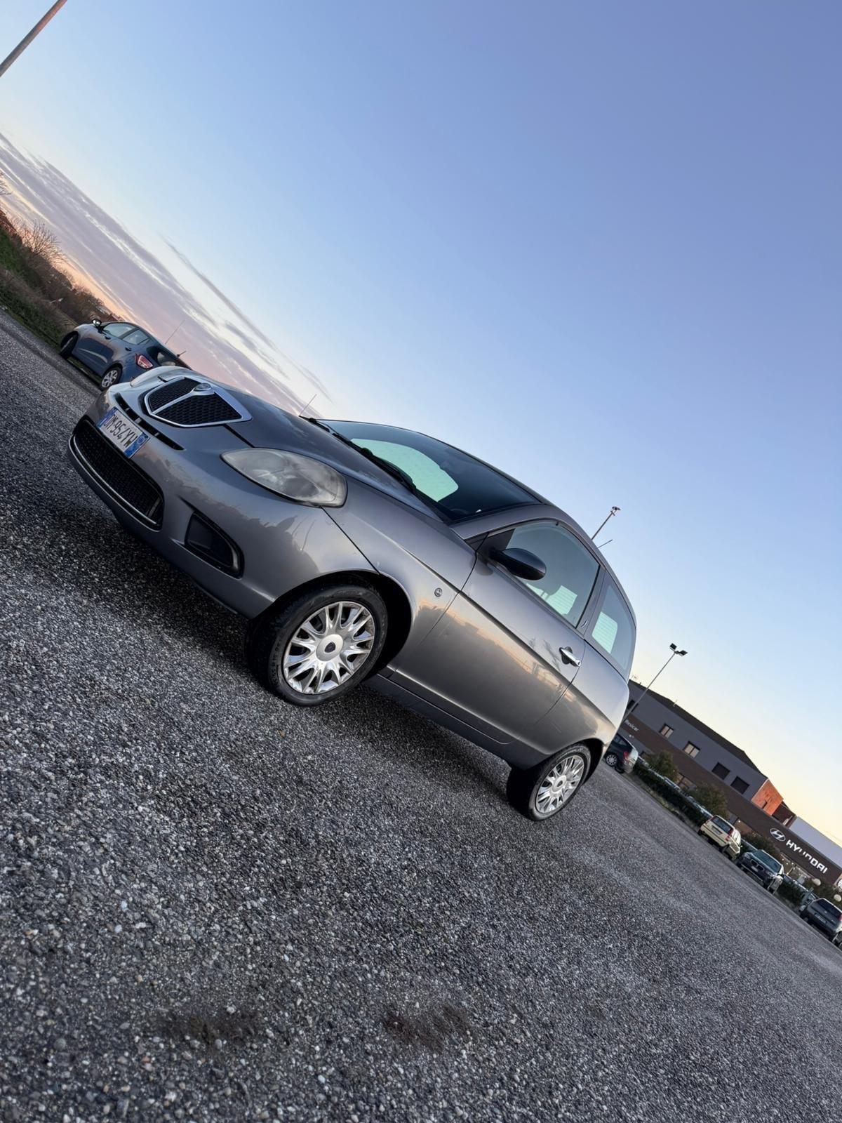 Lancia Ypsilon 1.3 MJT 75 CV Argento