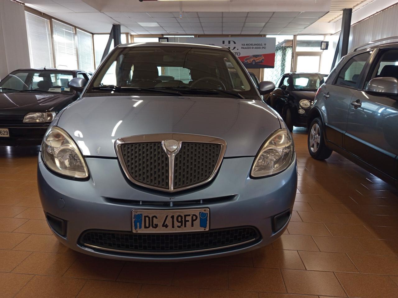 Lancia Ypsilon 1.2 Argento 121 Mila chilometri ok neopatentati