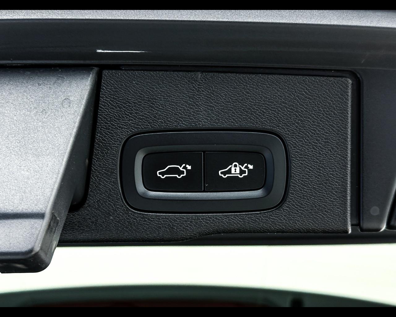 VOLVO XC60 (2017-->) - XC60 T6 Recharge Plug-in Hybrid AWD automatico Core