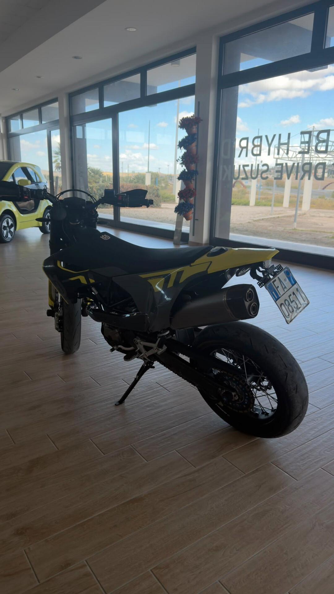 Husqvarna 701 Supermoto motard