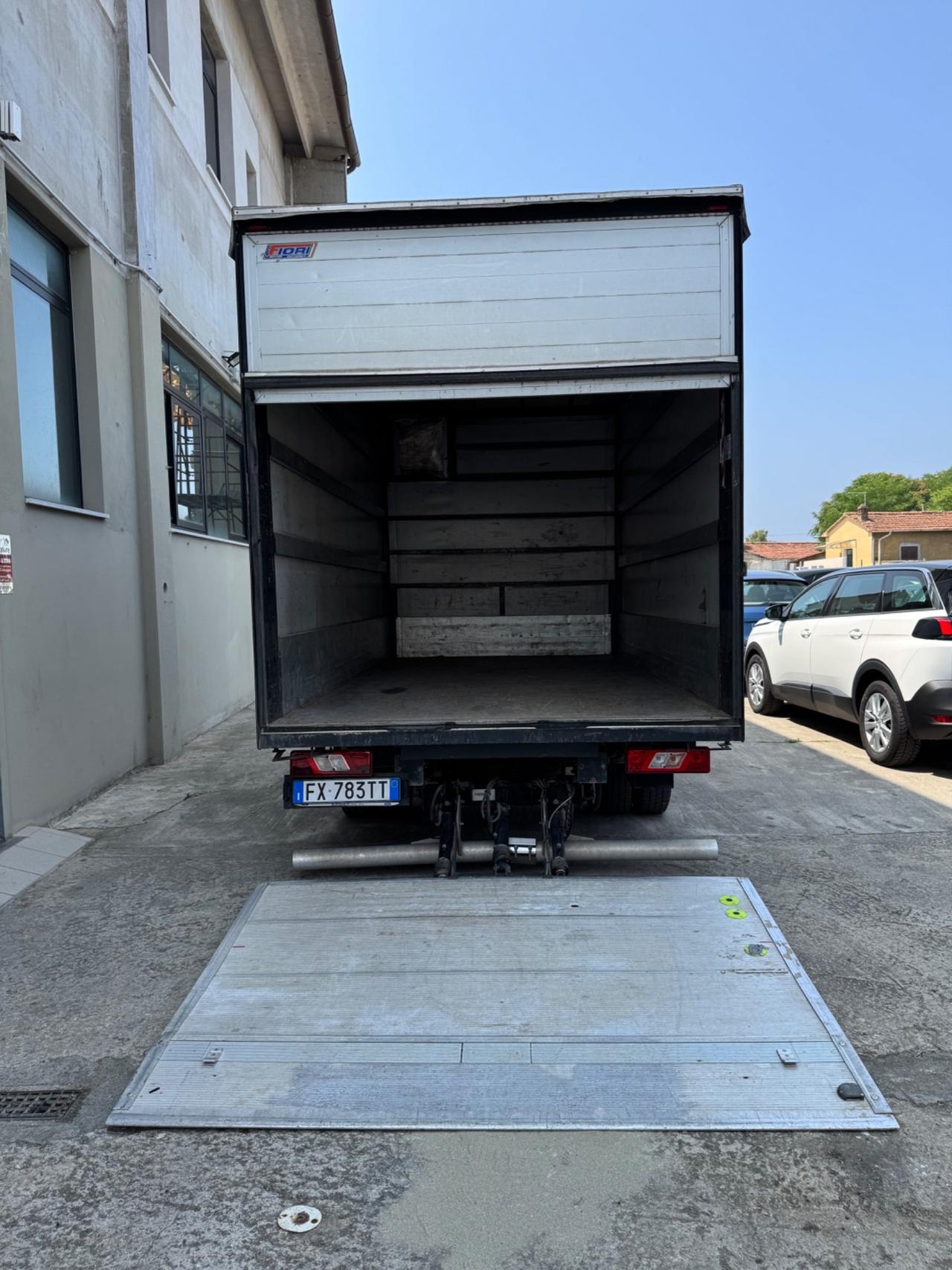 Ford Transit con la pedana ribasabile