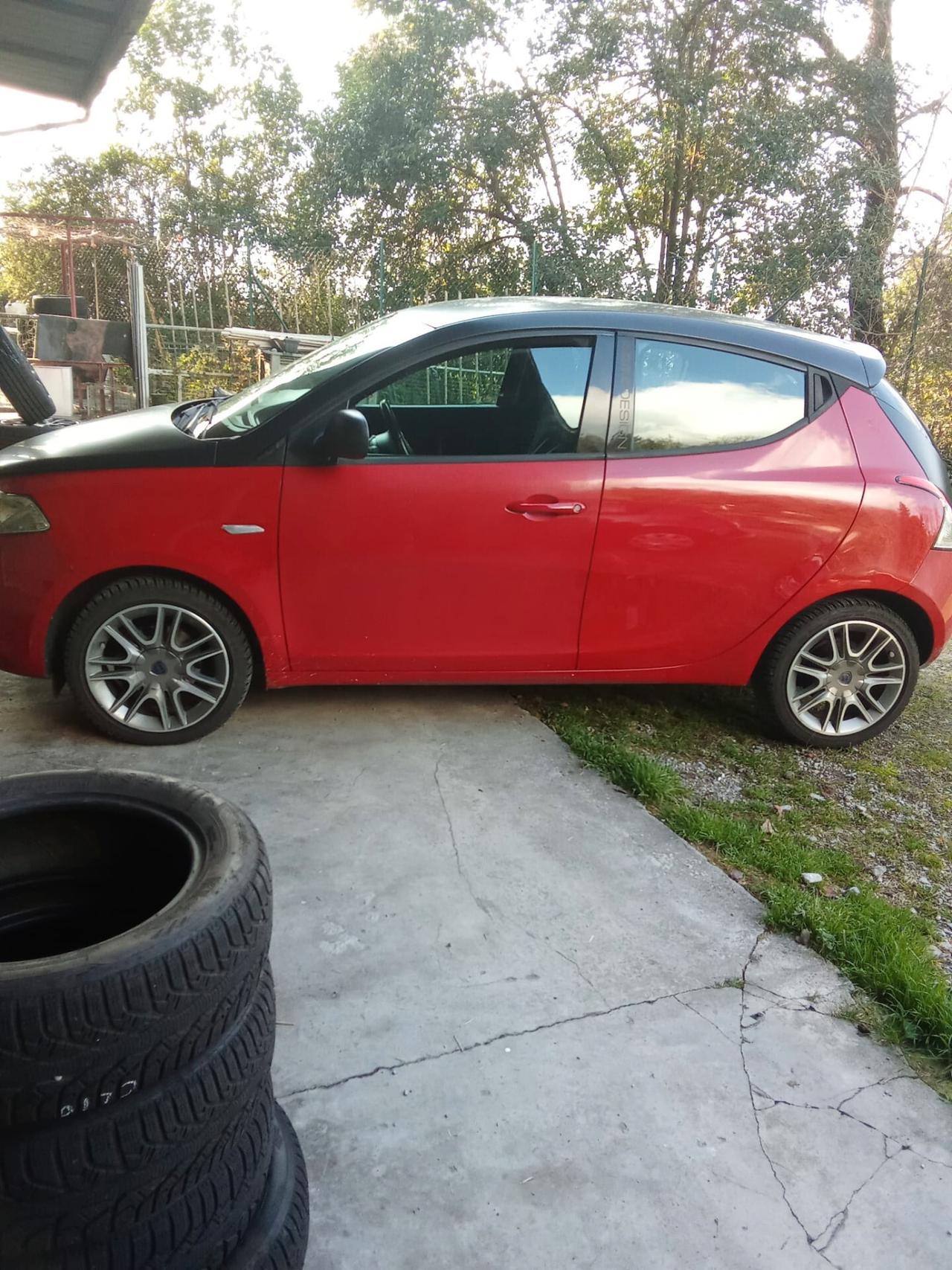 Lancia Ypsilon 1300 multijet rossa e nera