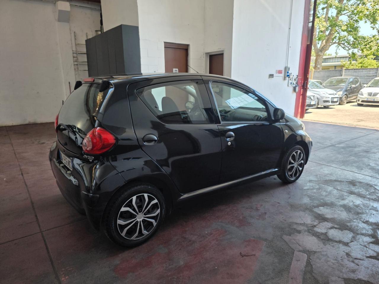 Toyota Aygo 1.0 12V VVT-i 5 porte Sol neopat