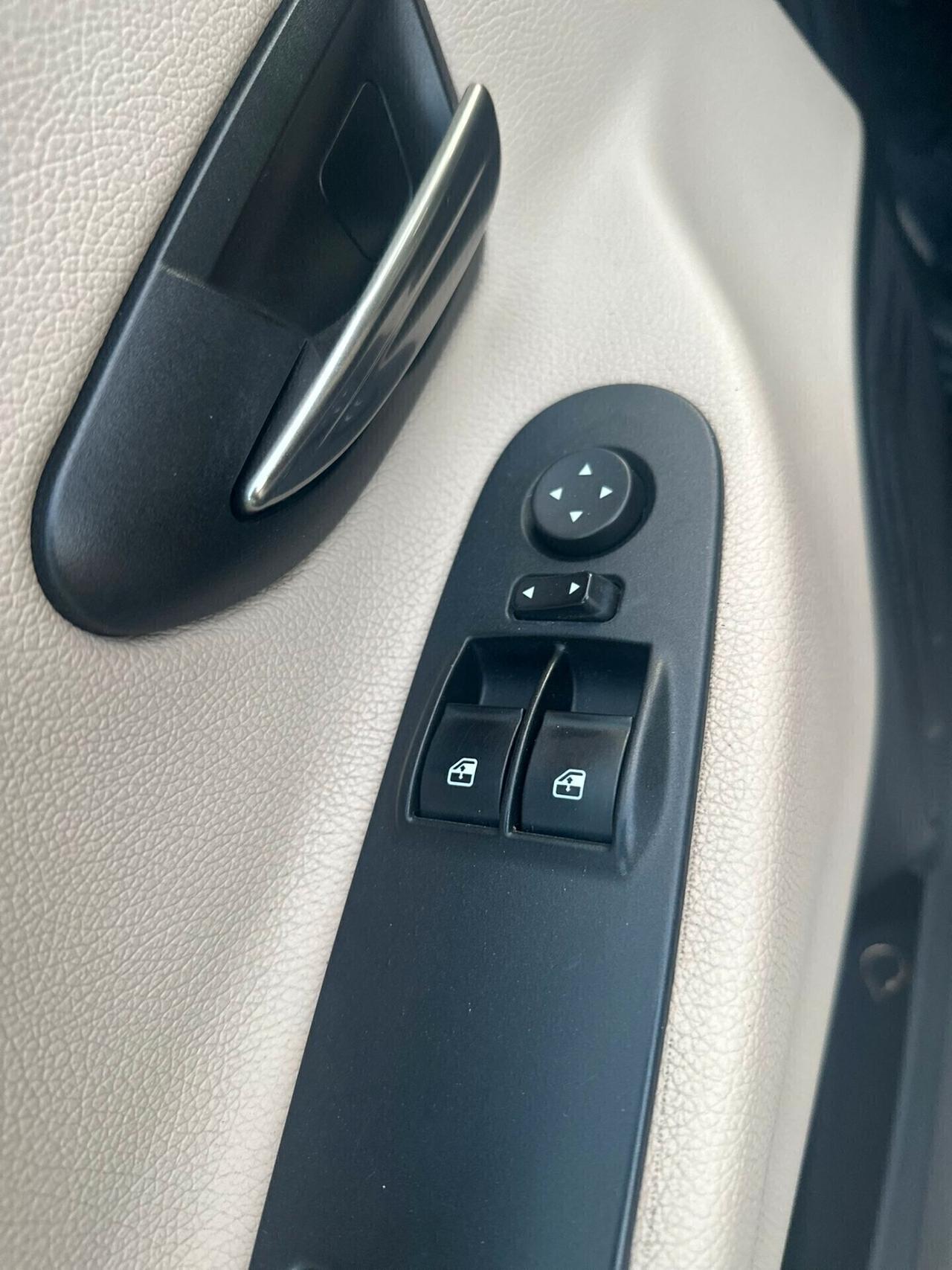 Lancia Ypsilon Platinim 2015 1.2 Gpl !!