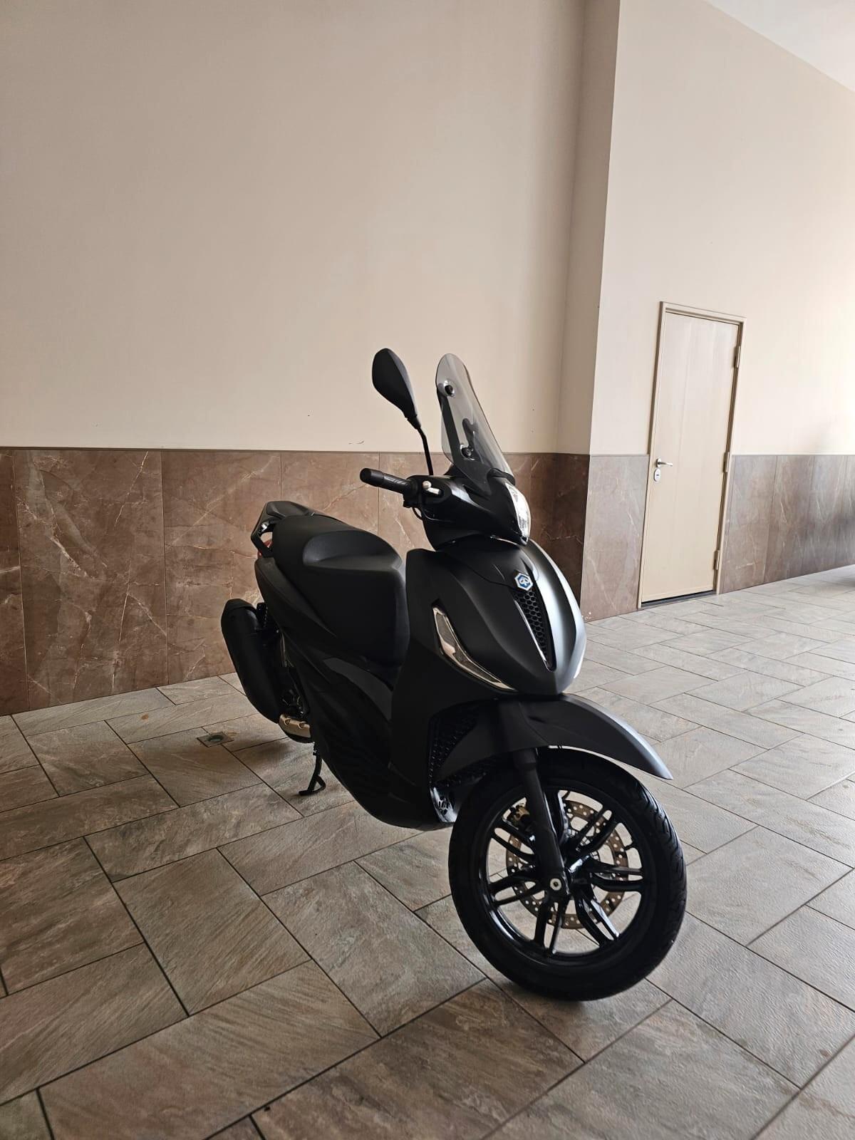 Piaggio Beverly 300 DEEP BLACK