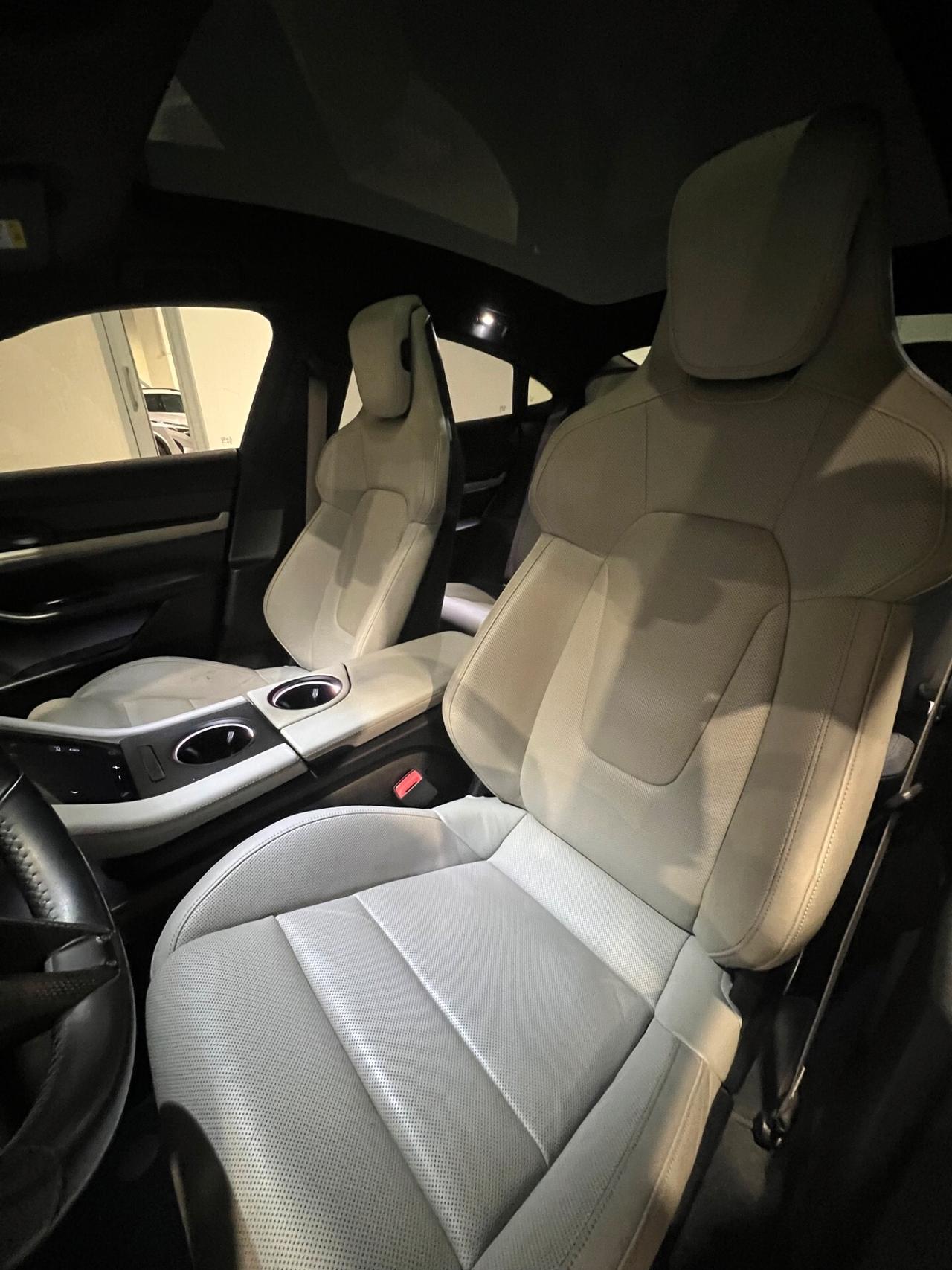 Porsche Taycan Turbo 625CV possibilita noleggio no scoring