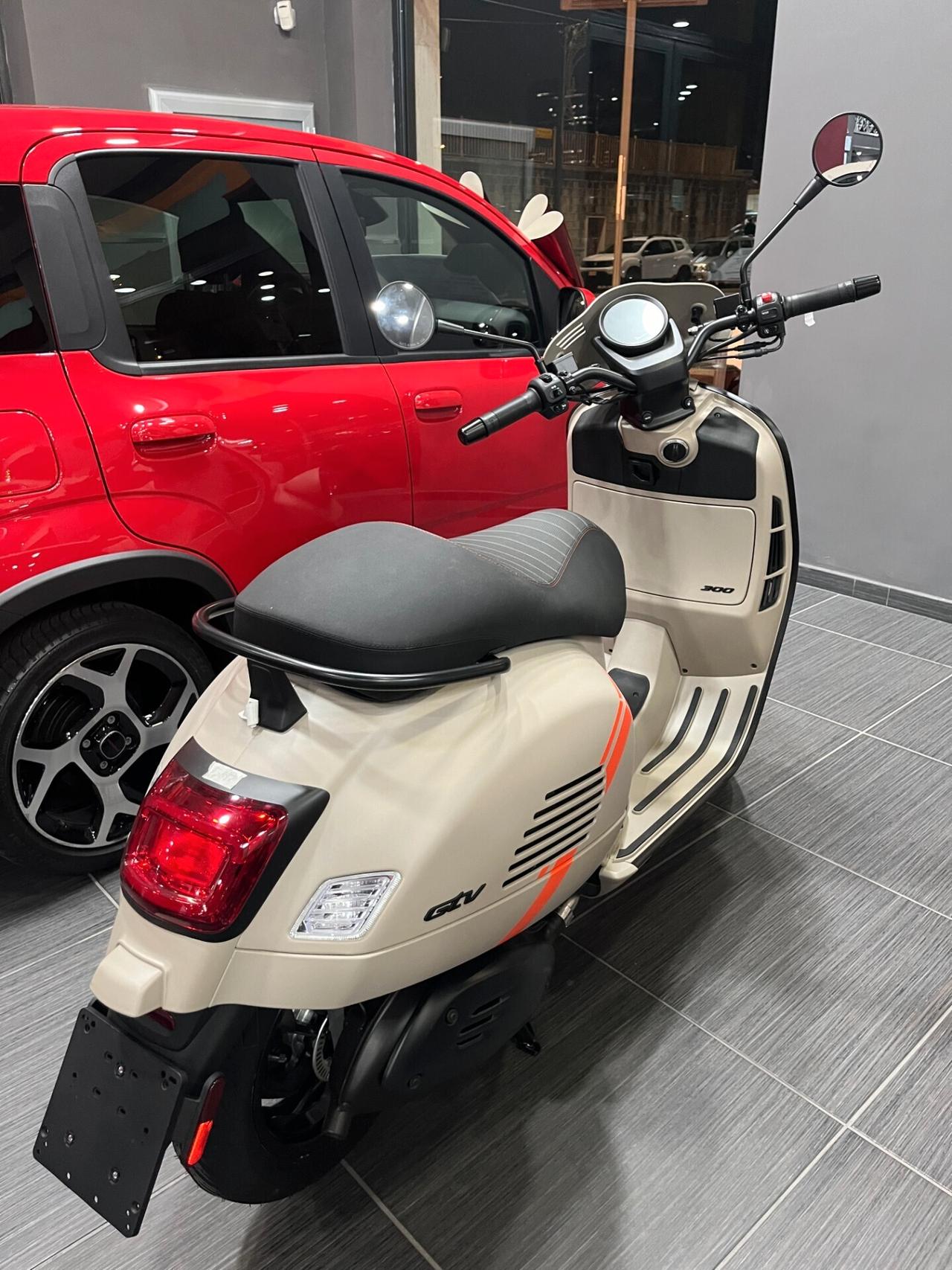 Vespa GTV 300 Beige Avvolgente - Pronta Consegna