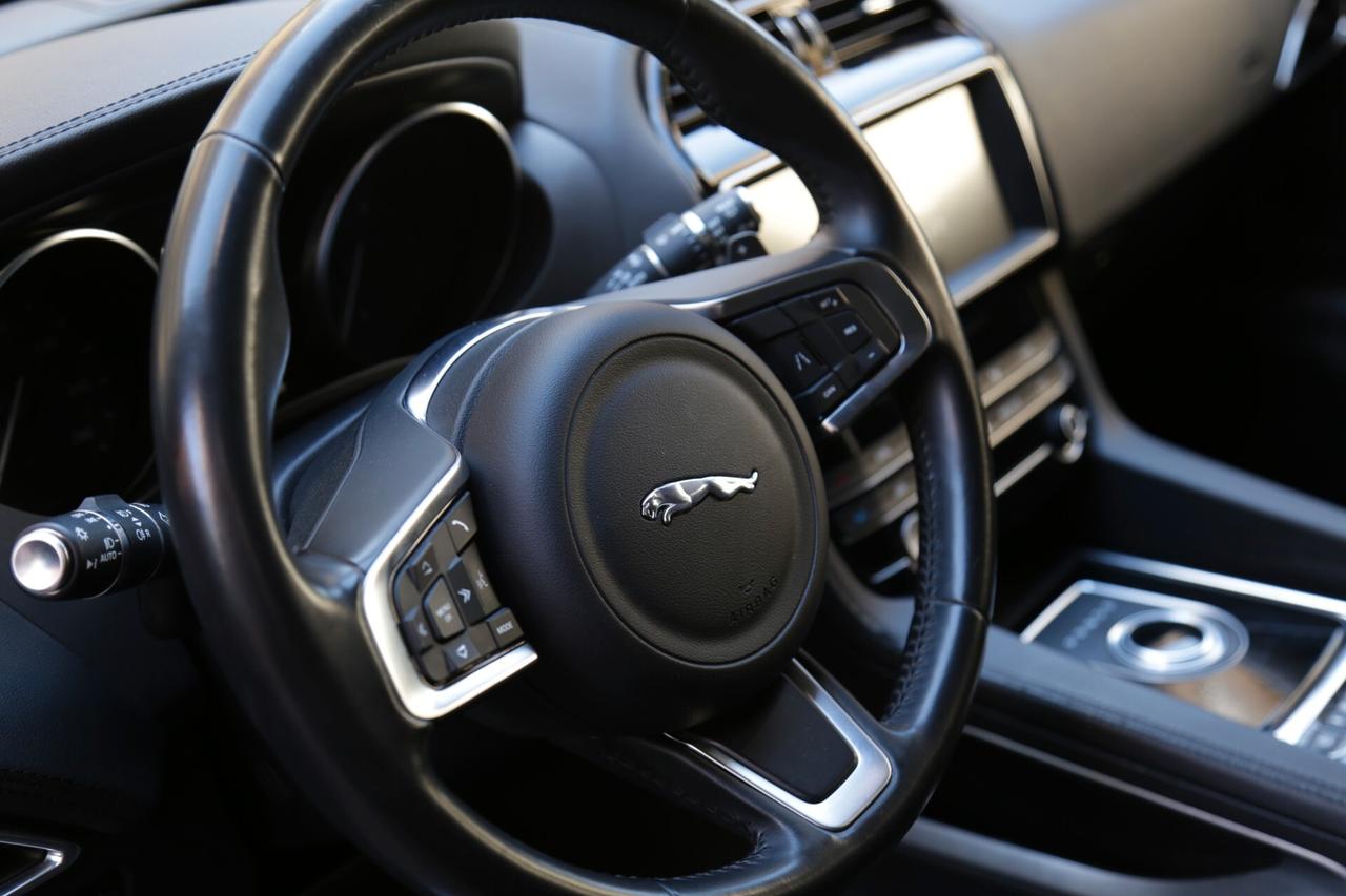 Jaguar F-Pace 2.0 D 180 CV AWD aut. Chequered Flag