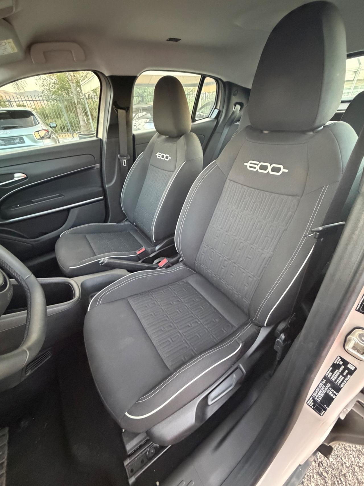 Fiat 600 Hybrid 110 CV DCT MHEV Serie Speciale Icon