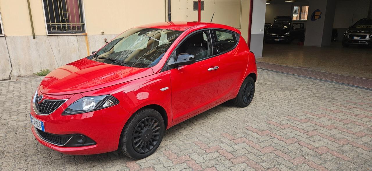 Lancia Ypsilon 1.0 FireFly 5 porte S&S Hybrid Ecochic Silver