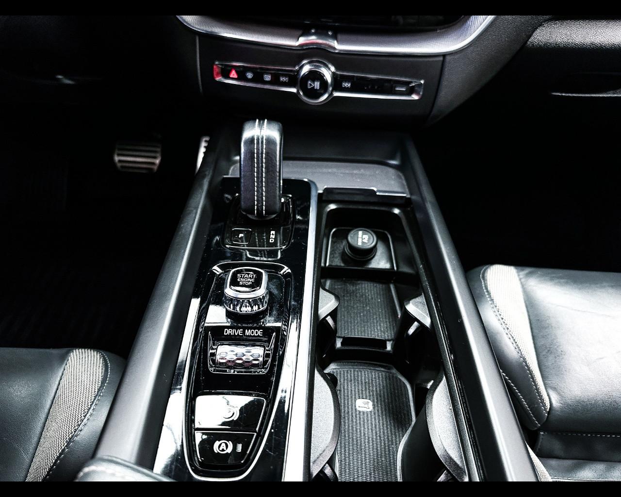 VOLVO XC60 (2017-->) - XC60 B5 (d) AWD Geartronic R-design