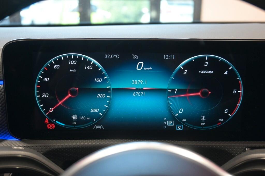 MERCEDES-BENZ CLA SHOOTING BRAKE 180D 115CV AUTOMATIC BUSINESS SOLUTION ( FARI LED - PELLE - AMBIENT LIGHTS - CRUISE - NAVI PREMIUM - PARK ASSIST - CERCHI 18 )
