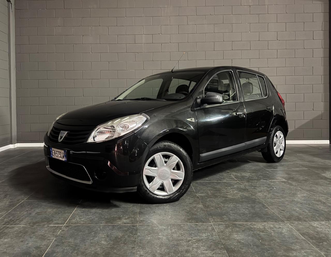 Dacia Sandero 1.2 16V Embleme Adatta a neopatentati