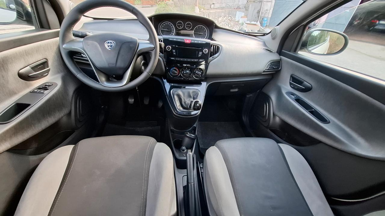 Lancia Ypsilon 0.9 TwinAir 85 CV 5 porte Metano Ecochic Silver