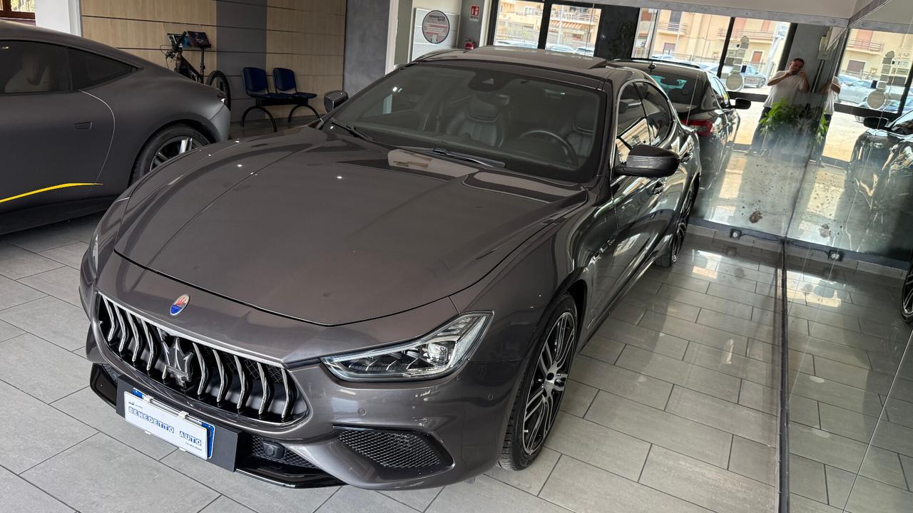 Maserati Ghibli V6 Diesel 275 CV Gransport TETTO