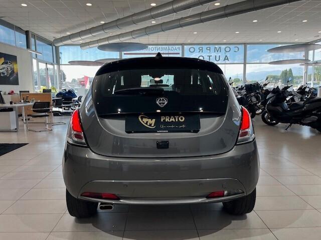Lancia Ypsilon 1.0 firefly hybrid Silver