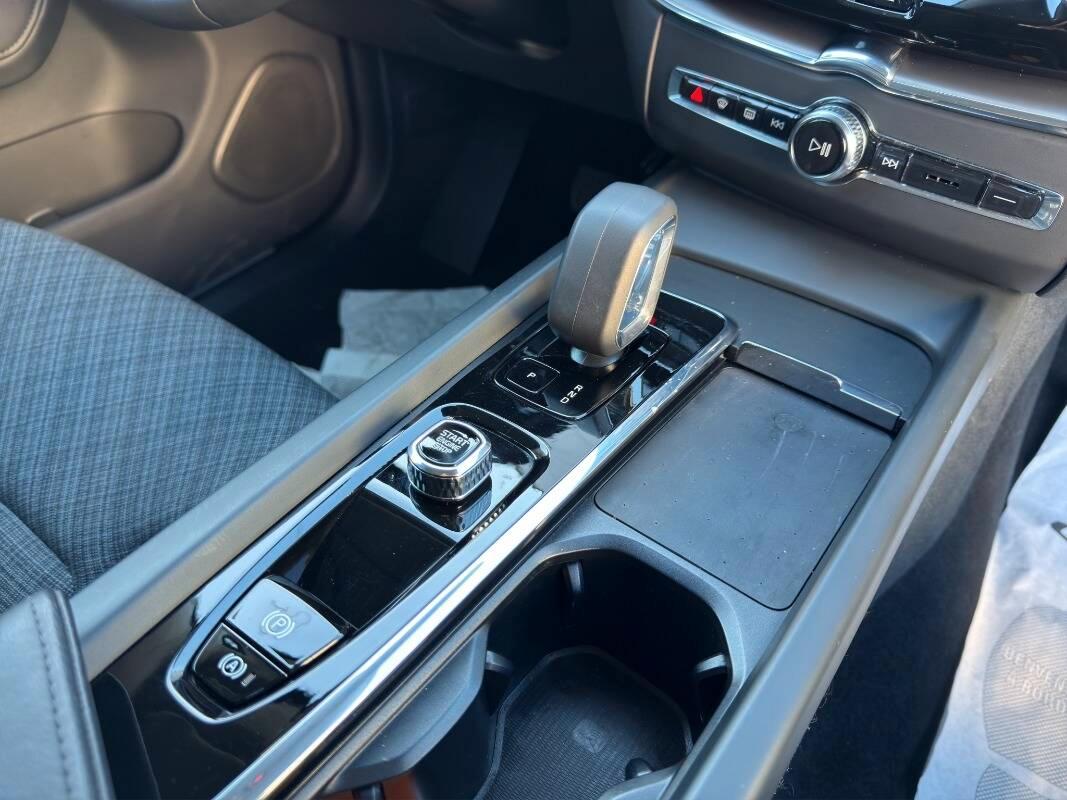 Volvo XC60 2.0 b4 Core auto Con TELECAMERA & VIRTUAL COCKPIT