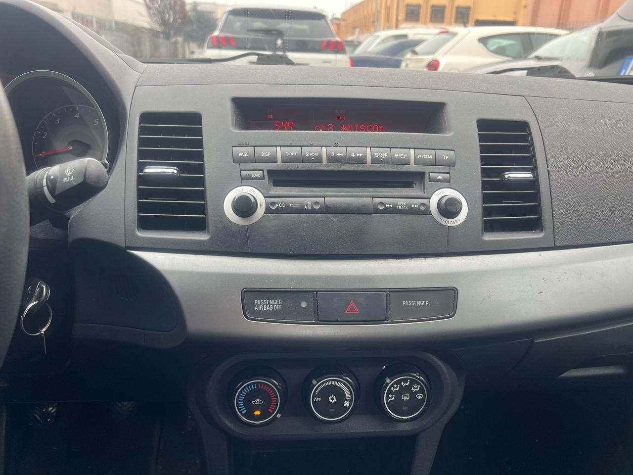 Mitsubishi Lancer 1.5 4p. Invite