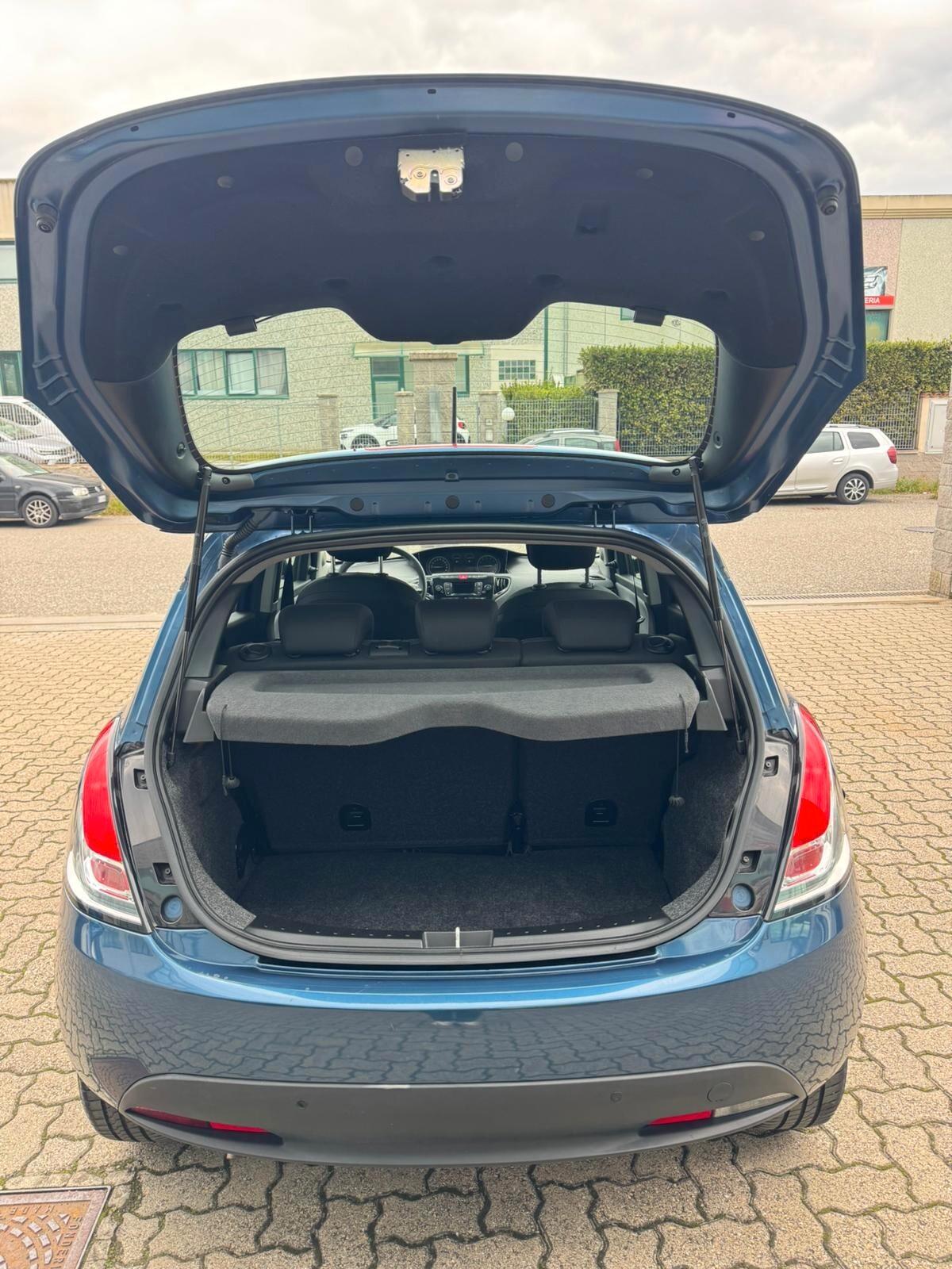 Lancia Ypsilon 1.0 FireFly 5 porte S&S Hybrid Ecochic Gold