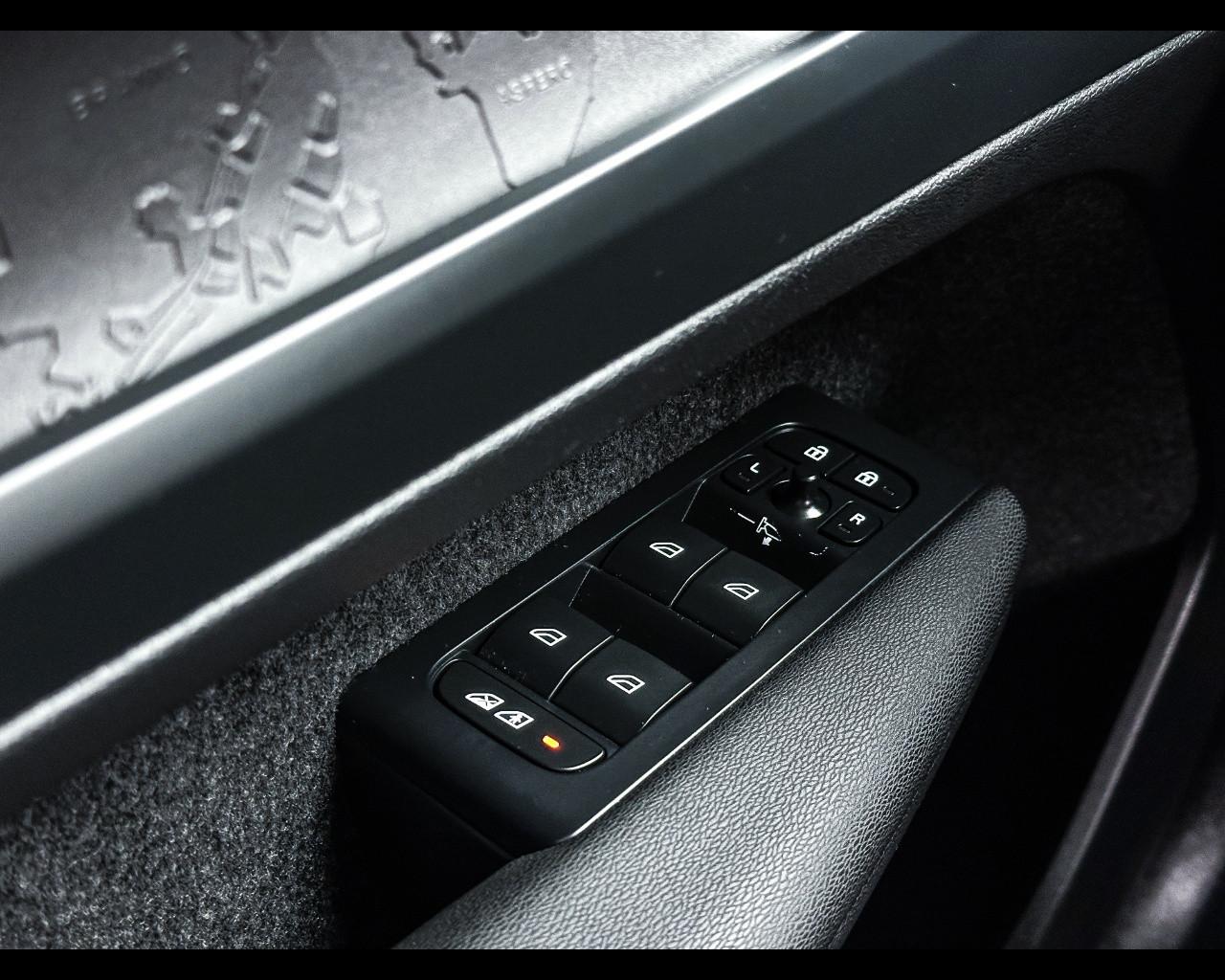 VOLVO XC40 (2017-->) - XC40 T2 Essential