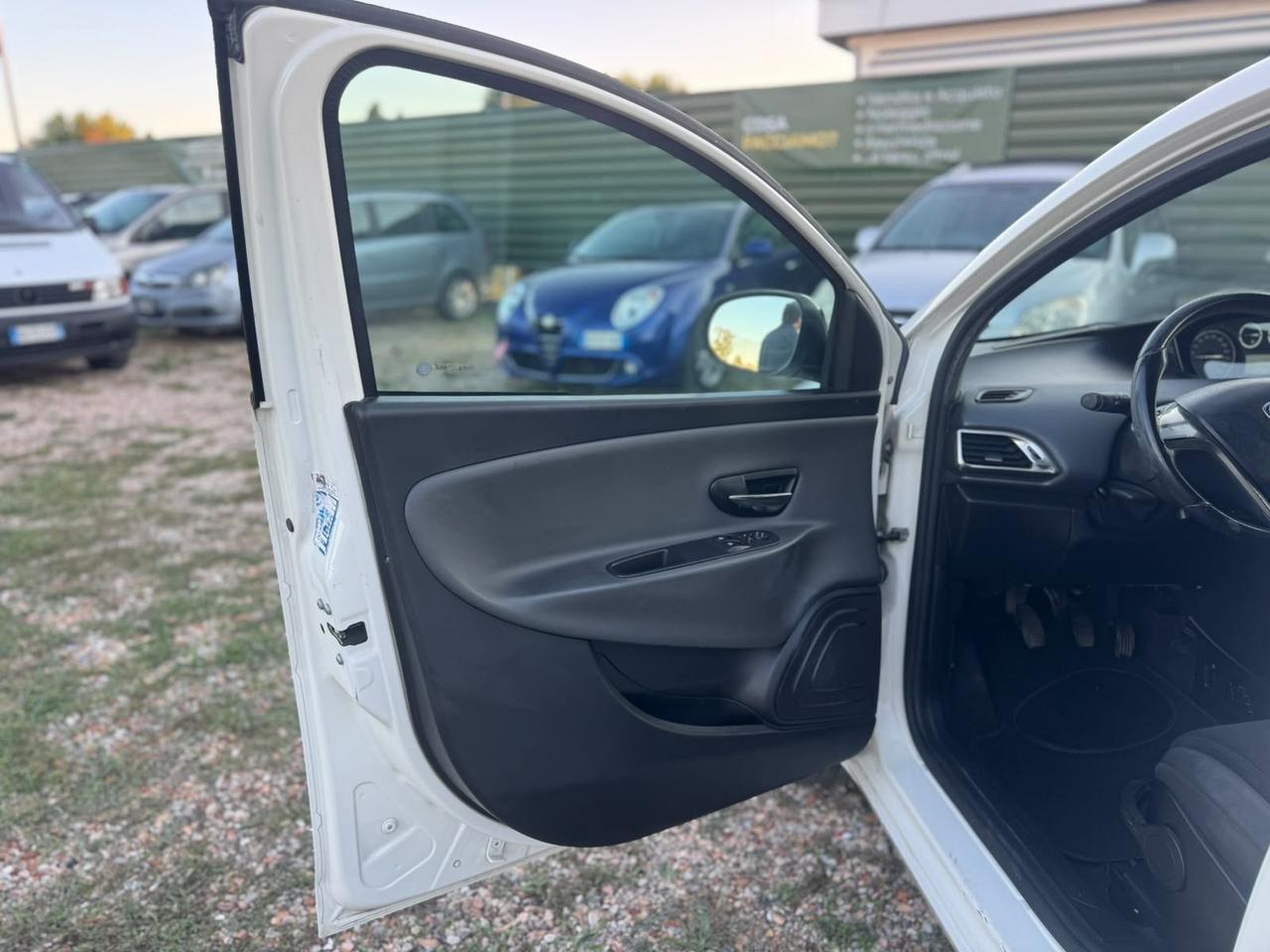 Lancia Ypsilon 0.9 TwinAir 85 CV 5 porte Metano Ecochic Gold