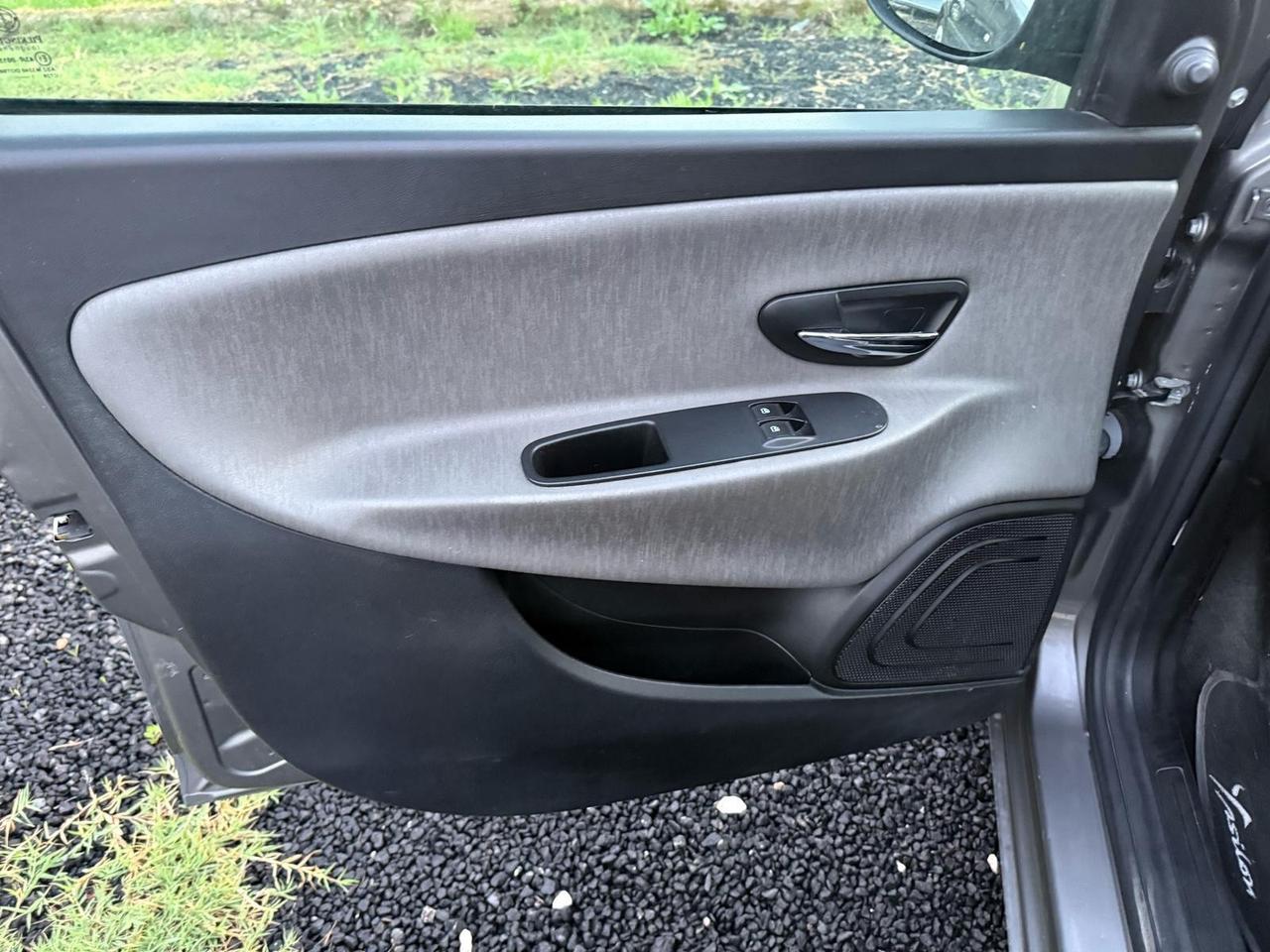 Lancia Ypsilon 1.2 69 CV 5 porte S&S Platinum