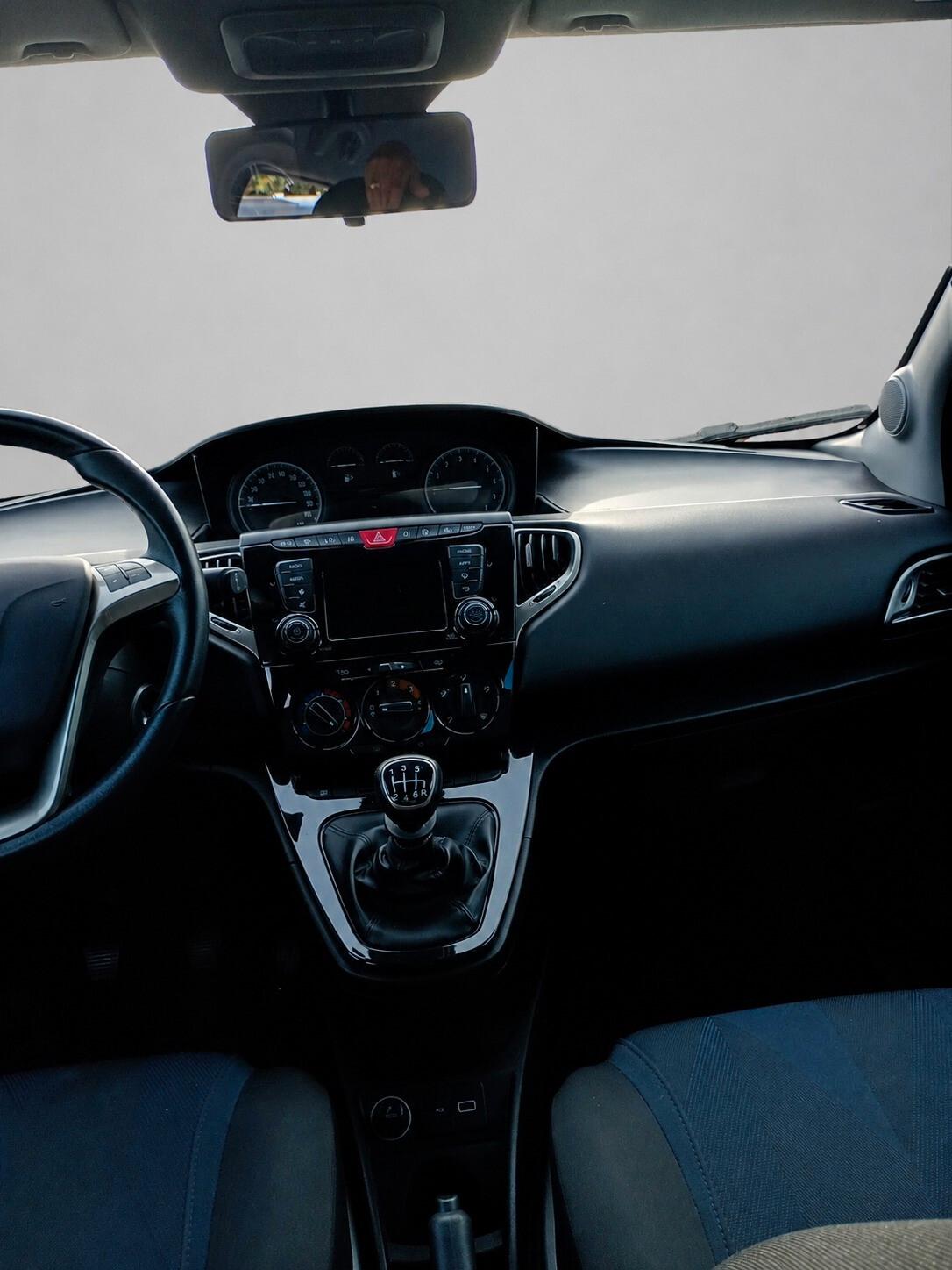 Lancia Ypsilon 1.0 FireFly 5 porte S&S Hybrid Ecochic Silver