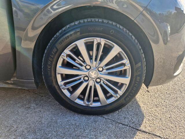 Peugeot 208 1.2 BENZINA X NEOPATENTATI
