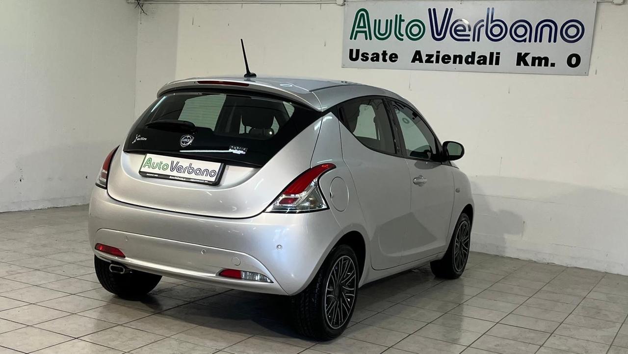 Lancia Ypsilon 1.0 FireFly 5 porte S&S Hybrid Ecochic Silver