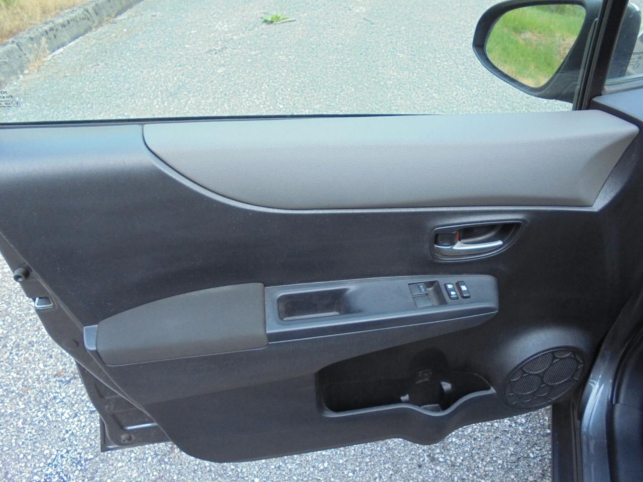 TOYOTA YARIS 1.0 VVT-i 5P ACTIVE – UNIPROPRIETARIO-