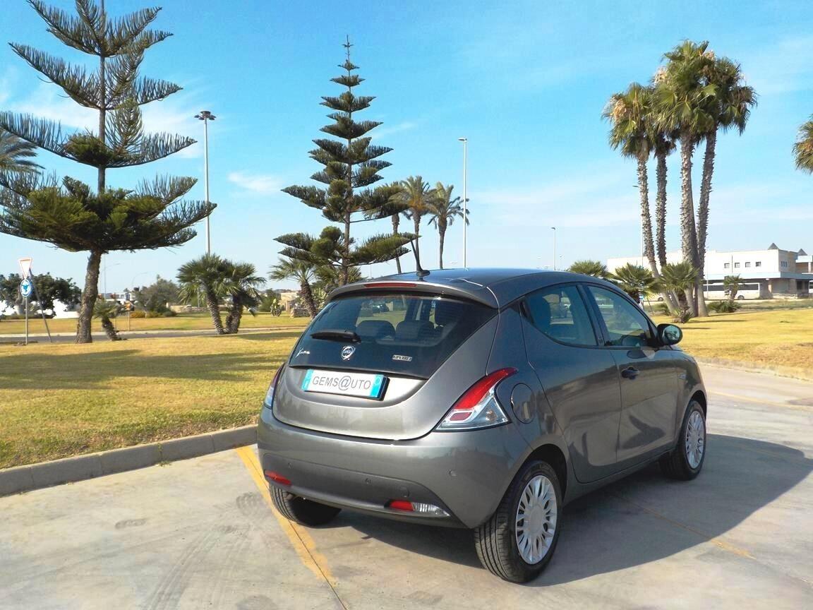Lancia Ypsilon 1.0 FireFly 5 porte S&S Hybrid Ecochic Silver