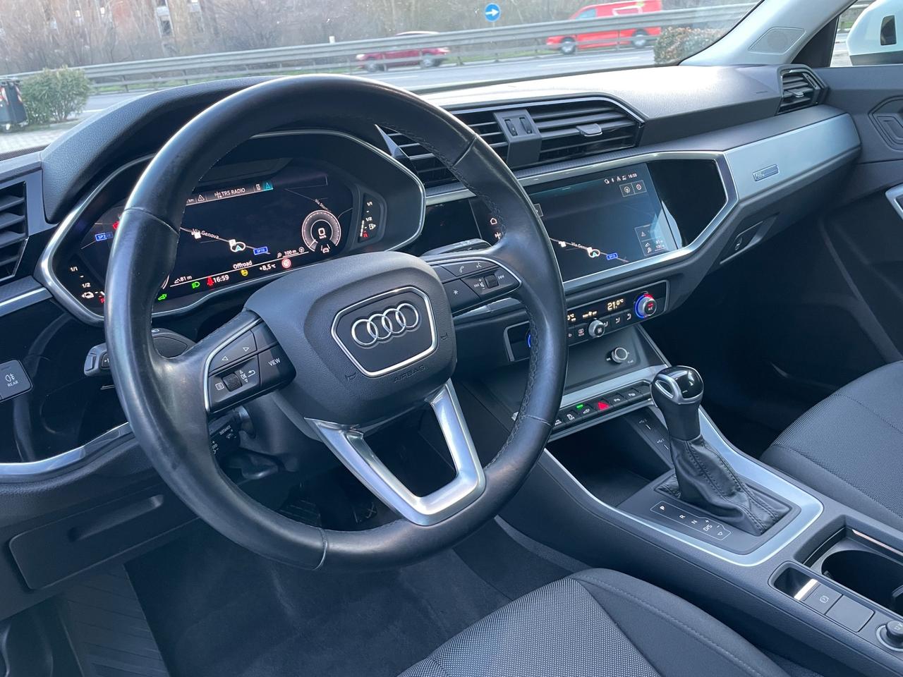 Audi Q3 45 TFSI e S tronic Business
