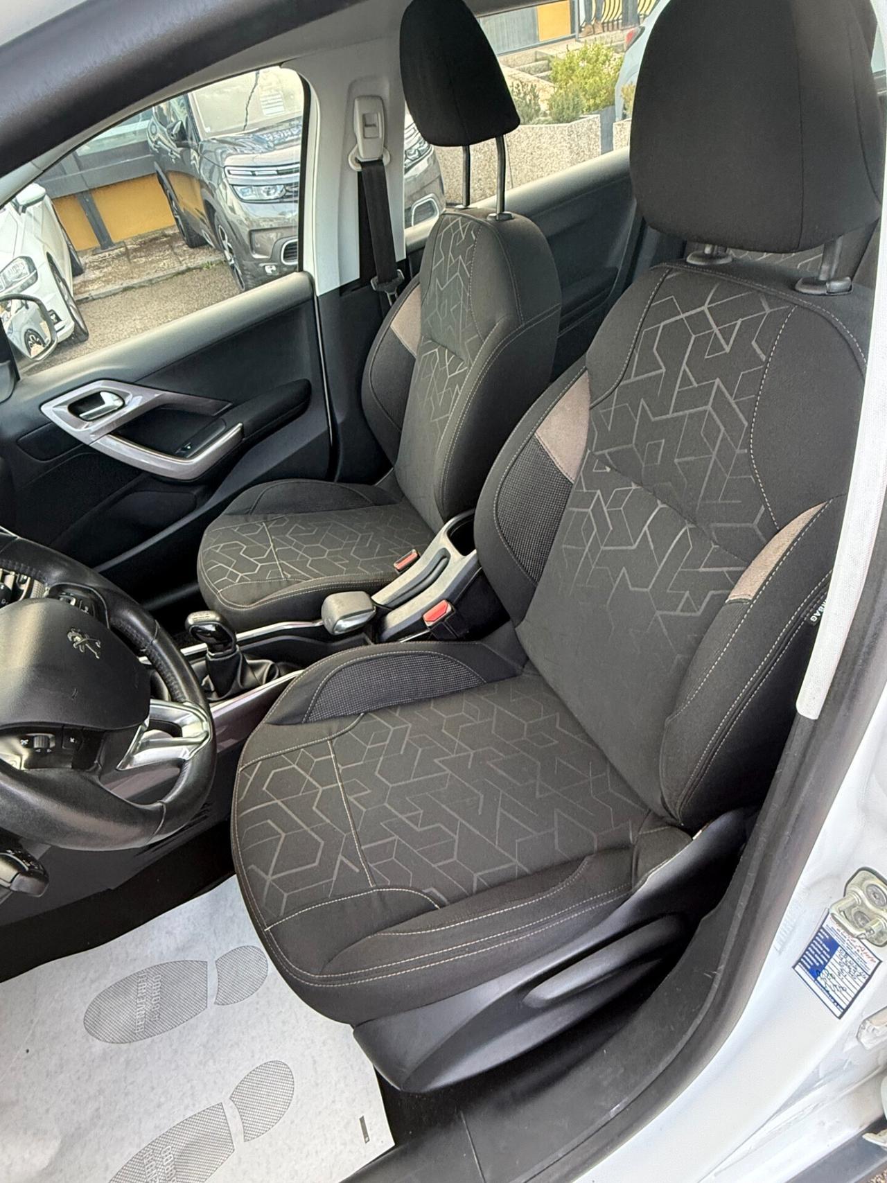 " POCHI KM " Peugeot 2008 PureTech 82 Active