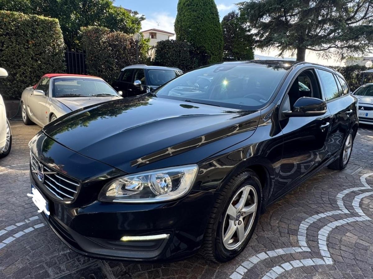 VOLVO V60 1.6 D2 R-design Momentum