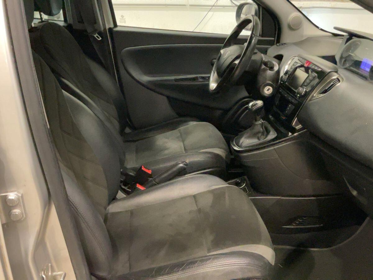 Lancia Ypsilon Platinum cambio automatico GPL