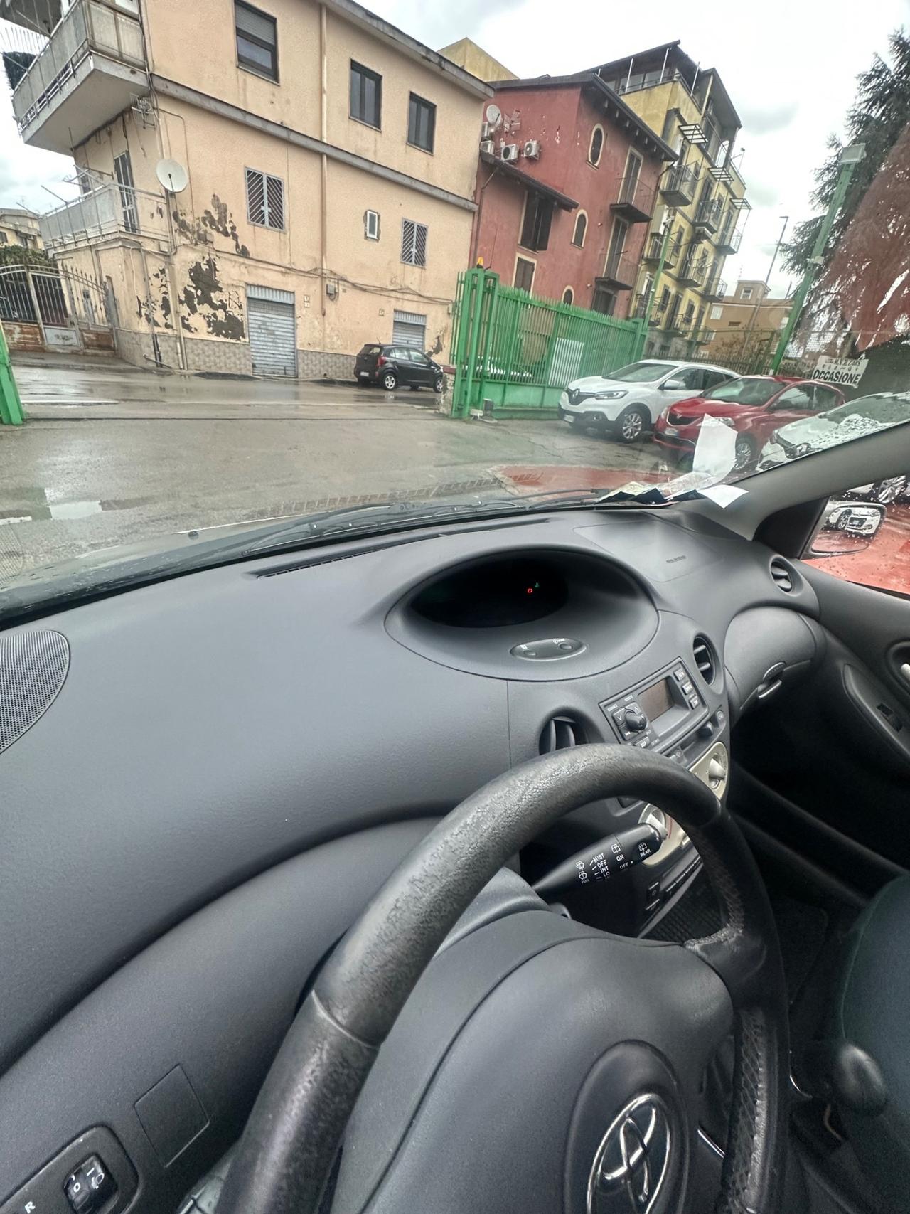 Toyota Yaris 1.0i 16V cat 5 porte Sol