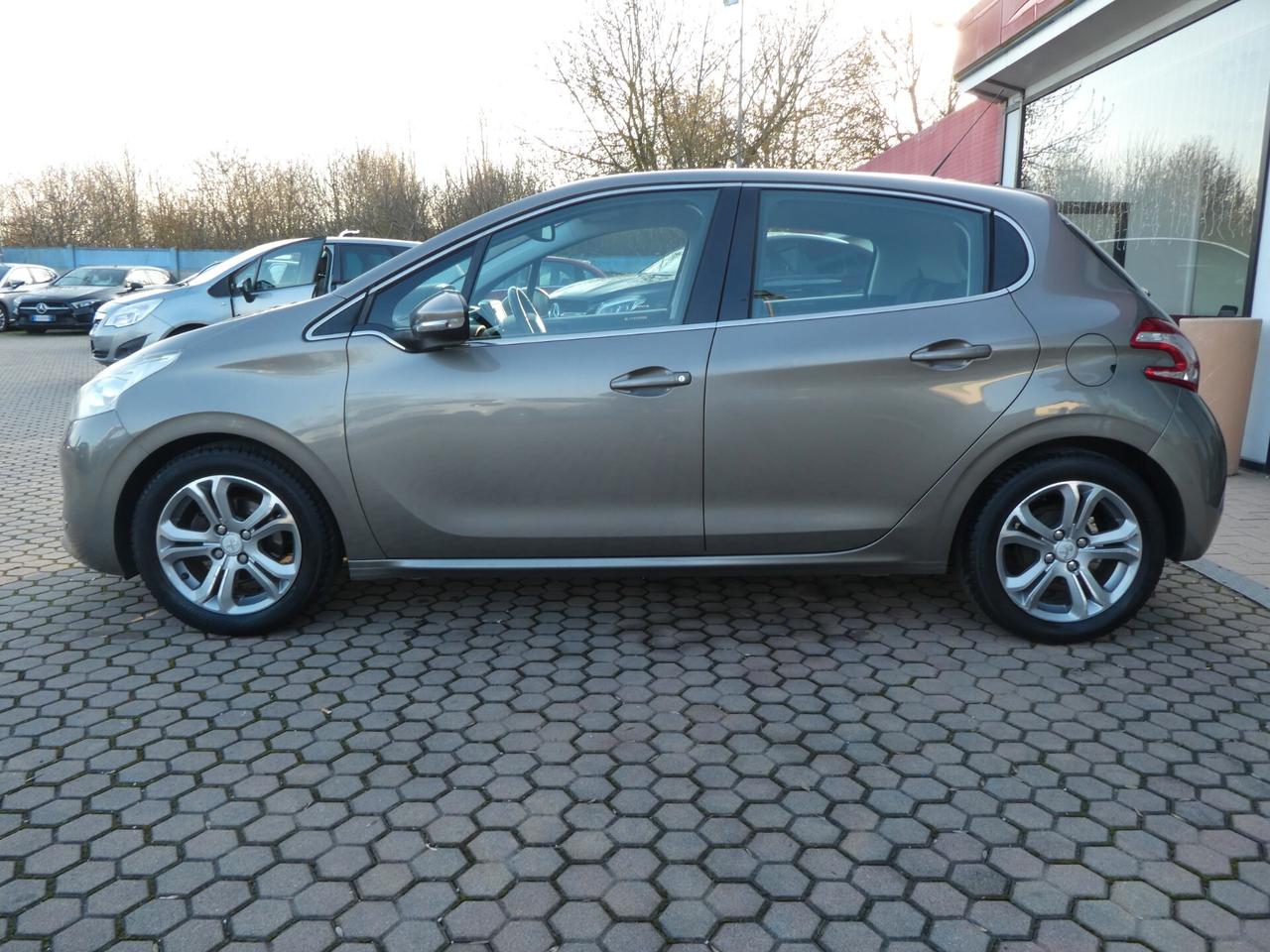 Peugeot 208 1.2 VTi 82 CV 5 porte OK NEOPATENTATI