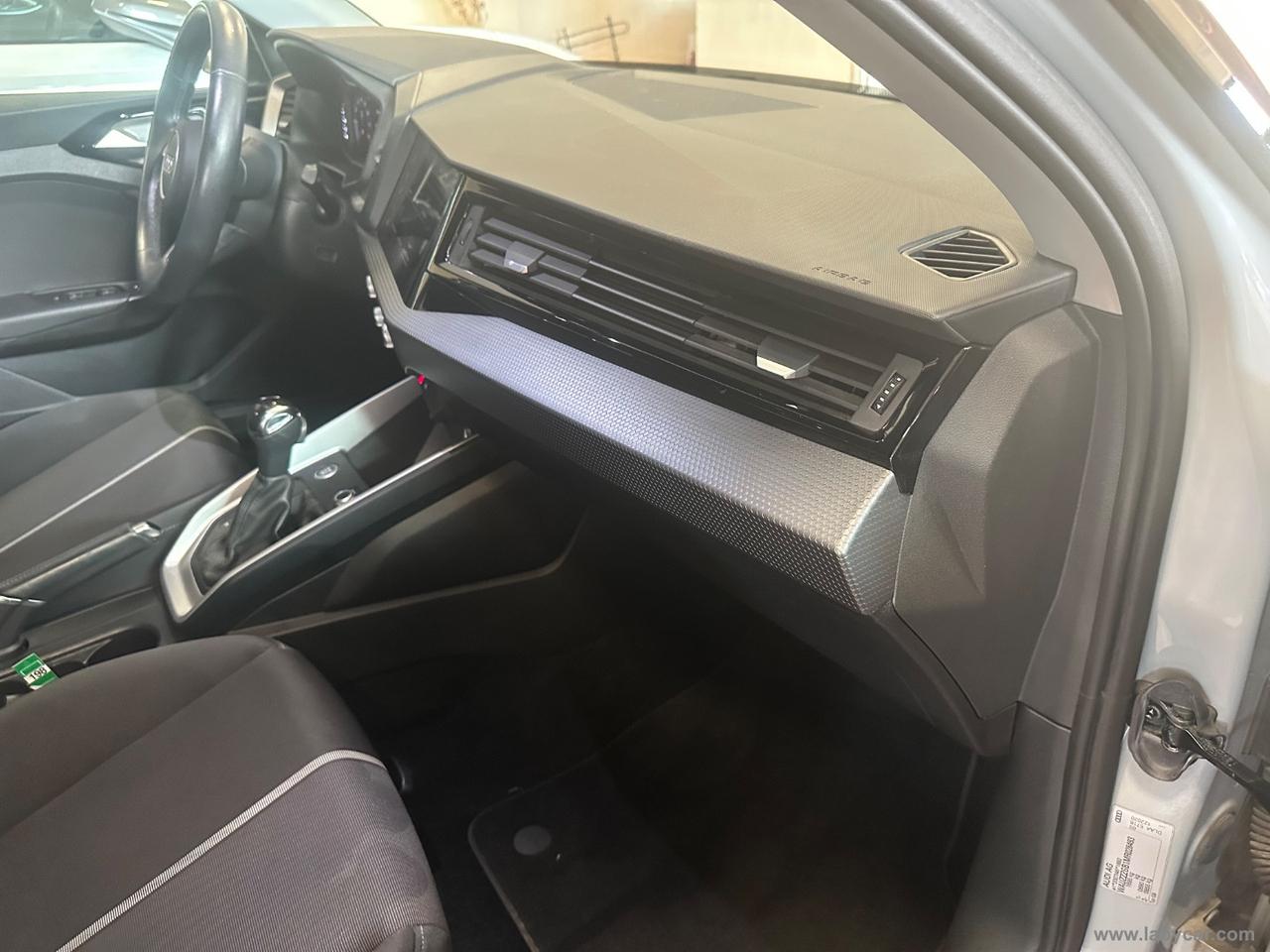AUDI A1 citycarver 30 TFSI S tr. Id. Contrast