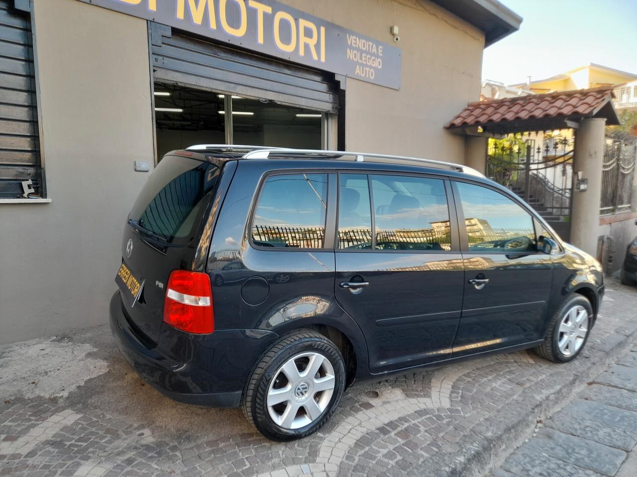 Volkswagen Touran 1.6 FSI Highline