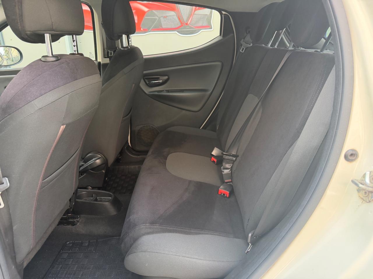 Lancia Ypsilon 1.2 69 CV Silver 11.2011