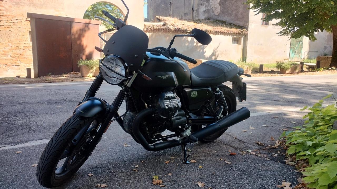 Moto Guzzi V7 Stone
