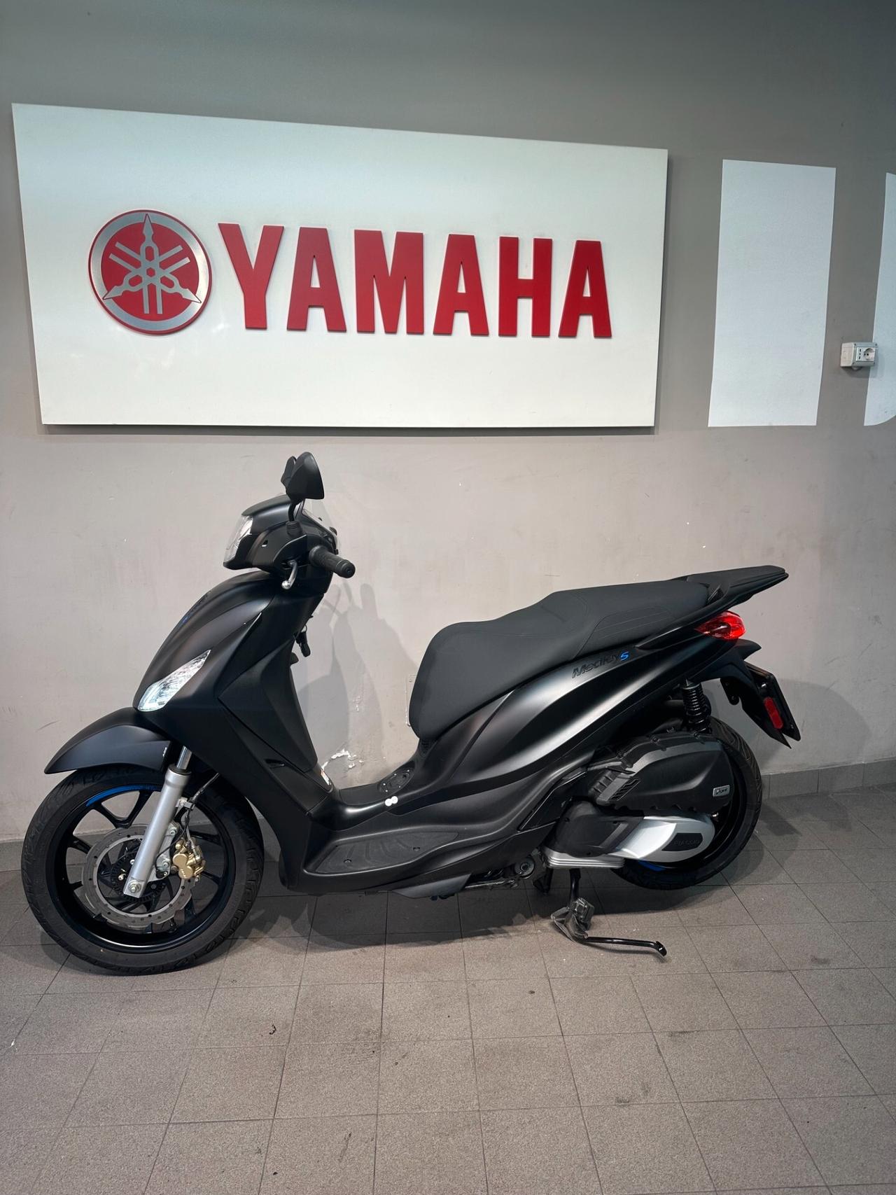 Piaggio Medley 200 S total black