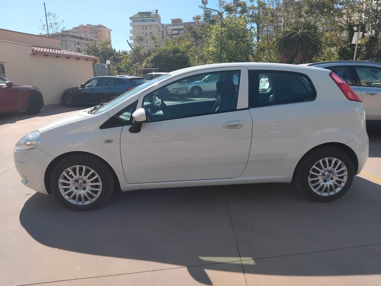 FIAT GRANDE PUNTO 1.3 MULTIJET CON 12 MESI DI GARANZIA