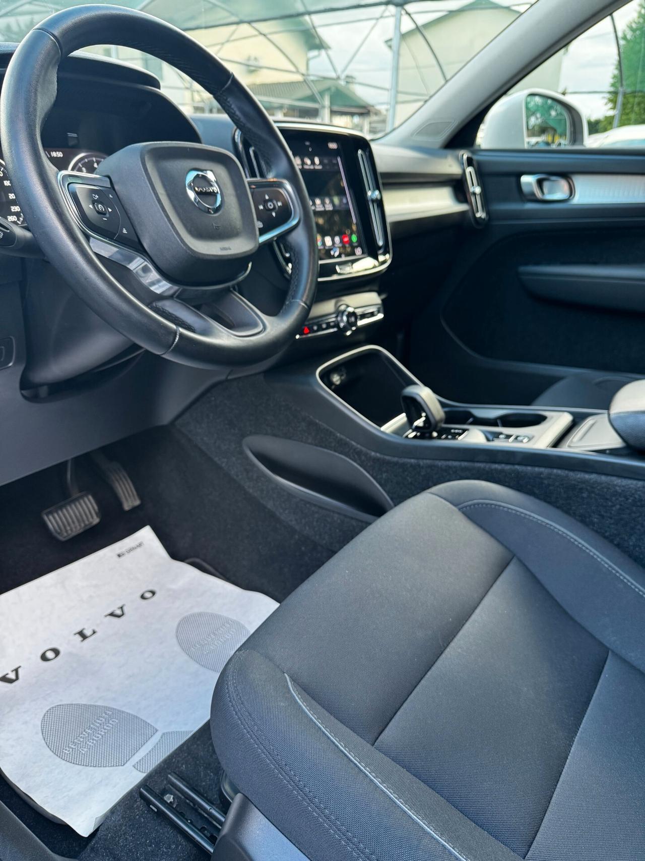 Volvo XC40 T2 automatico MOMENTUM PRO