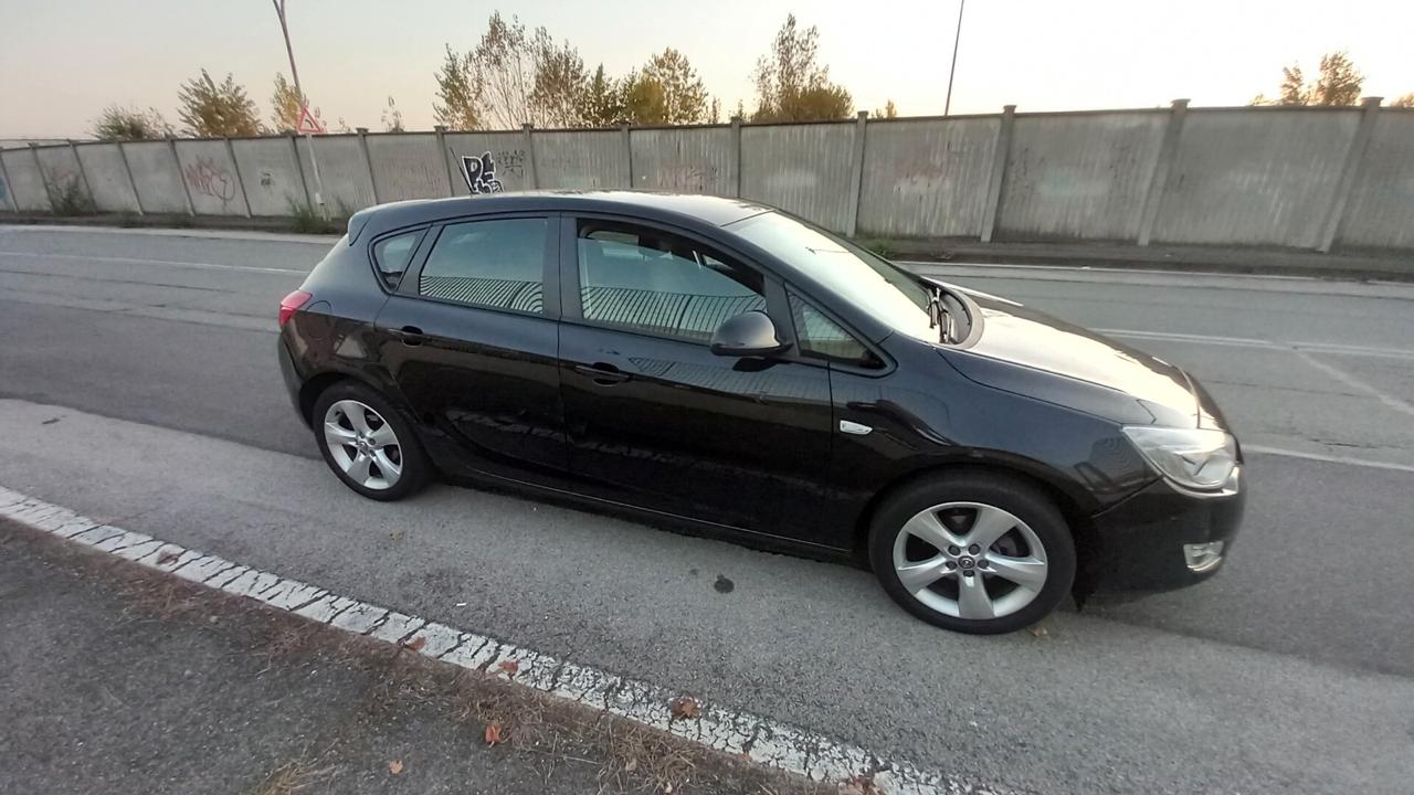 Opel Astra 1.4 100CV 5 porte Cosmo