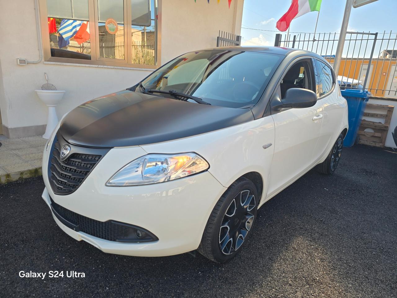 Lancia Ypsilon 1.2 69 CV 5 porte S Momodesign